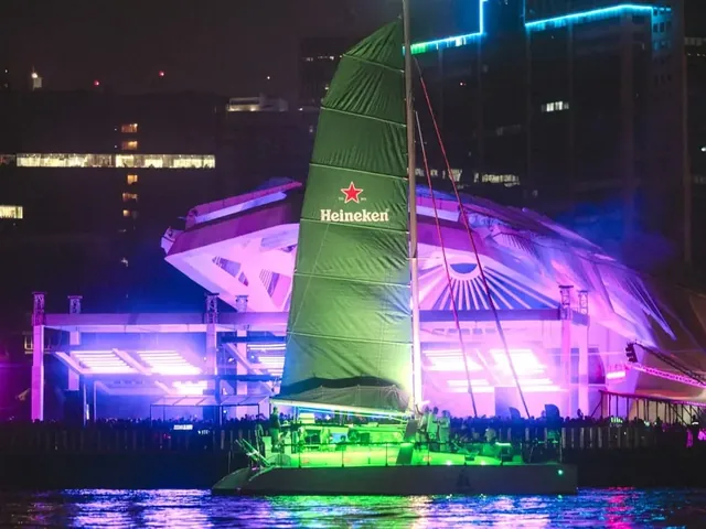 Comunicação visual no veleiro da Heineken, fotografado à noite.