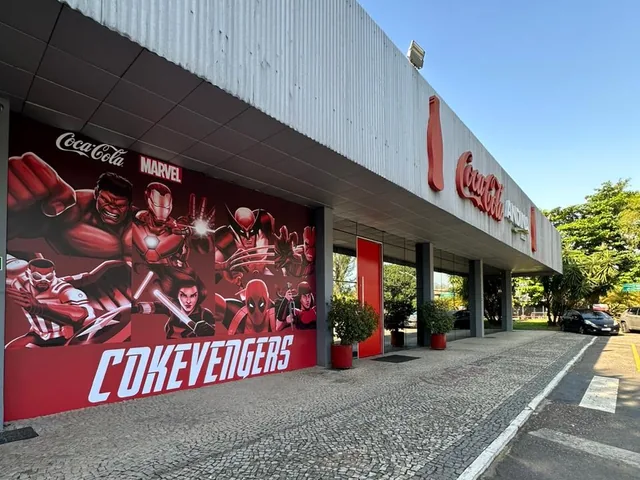 Ambientação da Coca-Cola com campanha Avengers aplicada à fachada.