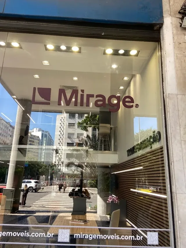 Identificação da Mirage aplicada à fachada de loja.