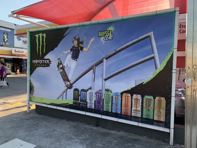 Painel de PDV da Monster com comunicação visual de skate.