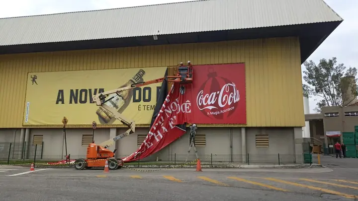 Instalação de lona de grande formato para Coca-Cola